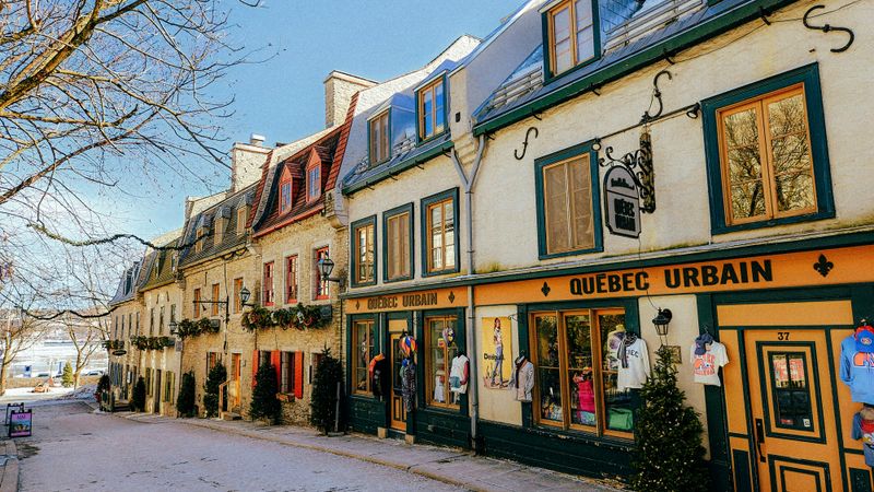 Devanture d'un commerce de proximité récemment ouvert en France