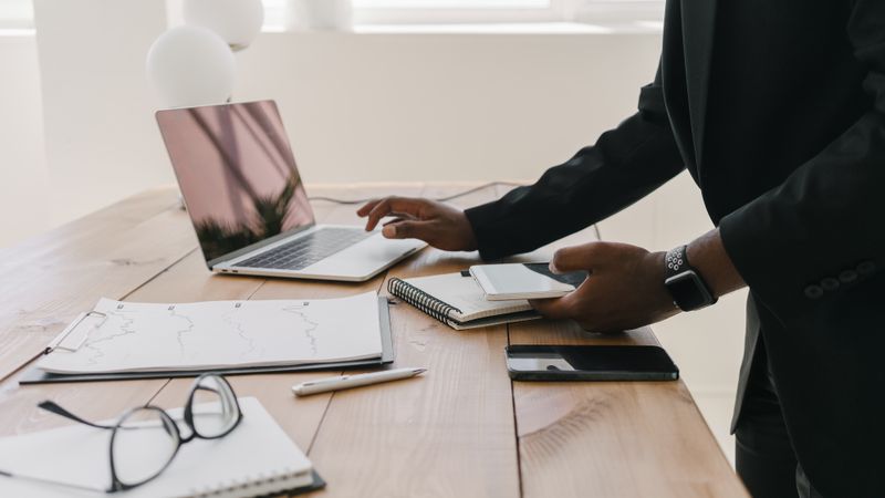 Personne déclarant son chiffre d'affaires de micro-entrepreneur sur un ordinateur portable
