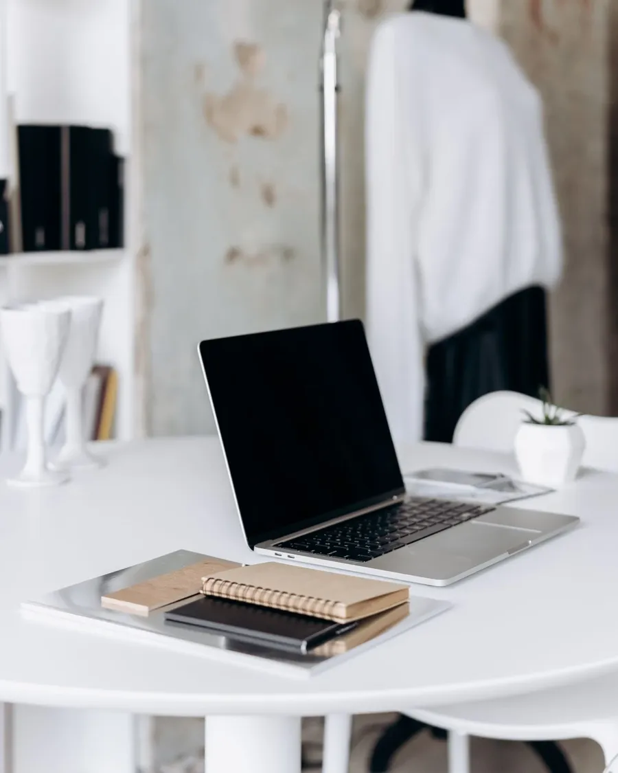 Le bureau d’un dirigeant de petite entreprise : ordinateur, téléphone, carnet