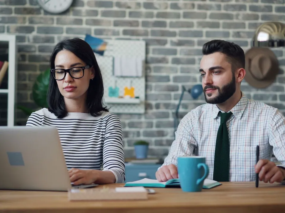 Deux rédacteurs au travail dans la rédaction