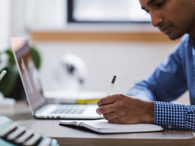 Contrat-cadre pour freelances : gabarit et clauses essentielles
