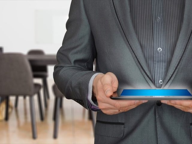 Pipedrive ou Zoho CRM : quel CRM pour les commerciaux