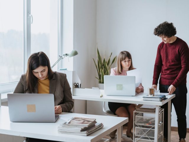 Comment l’externalisation peut-elle améliorer la compétitivité de ma TPE/PME ?