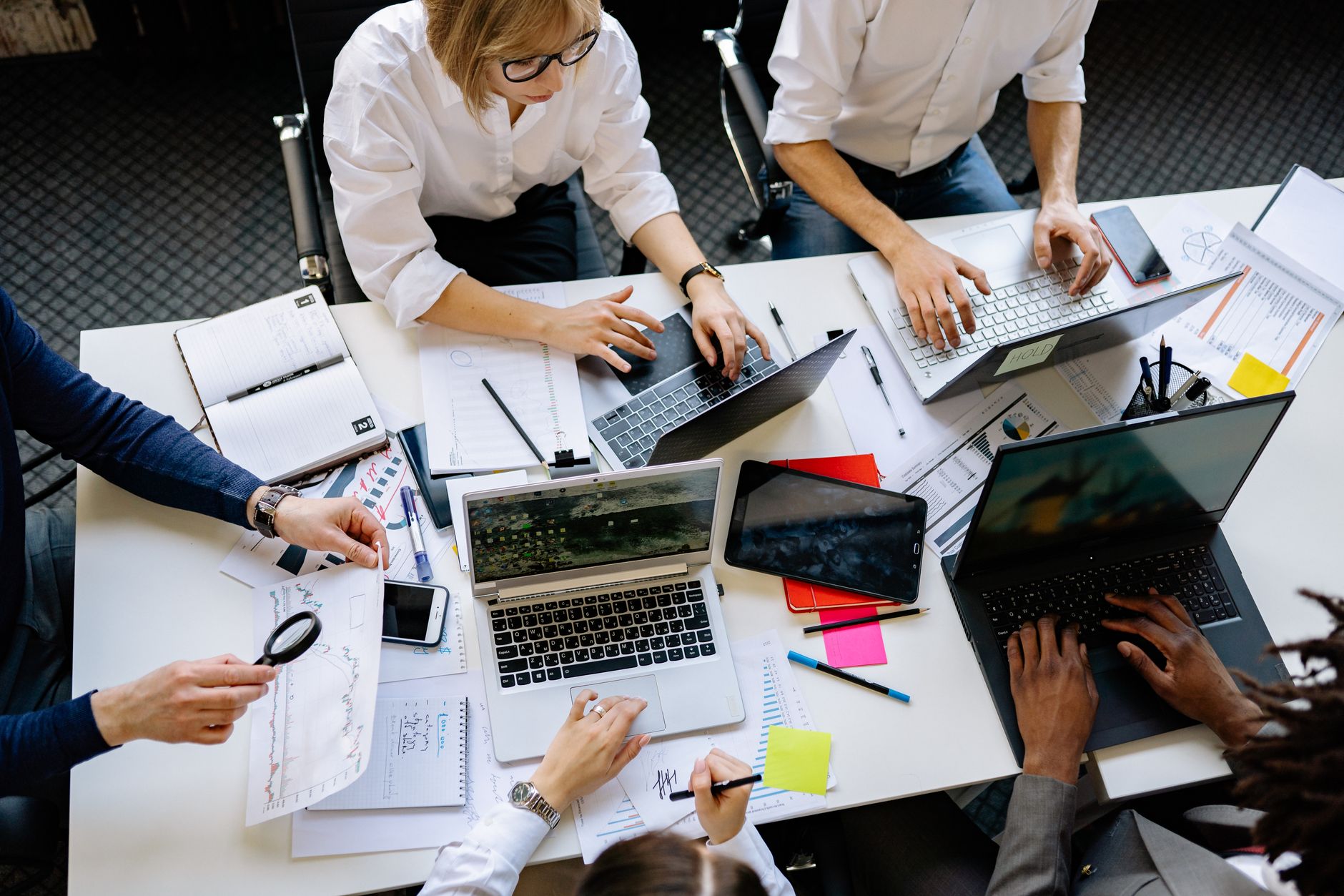 Pipedrive ou Zoho CRM : quel CRM pour les commerciaux