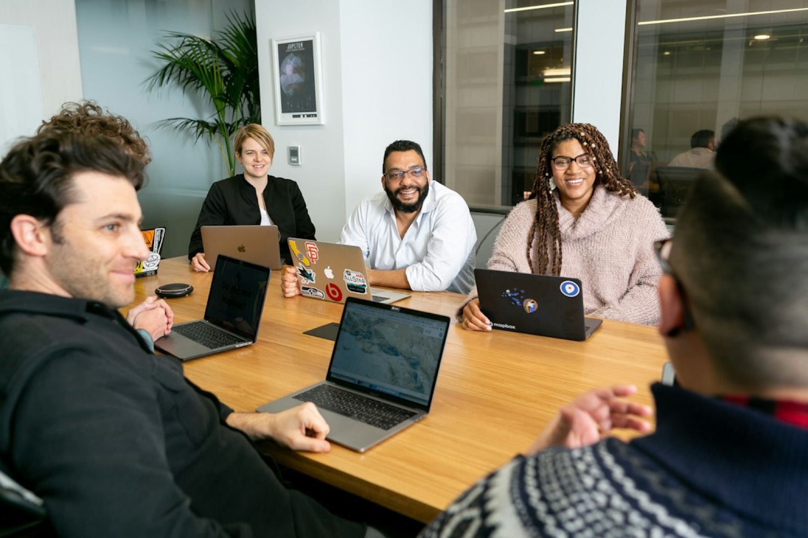 Entrepreneur en réunion avec un prestataire pour la création de son site internet