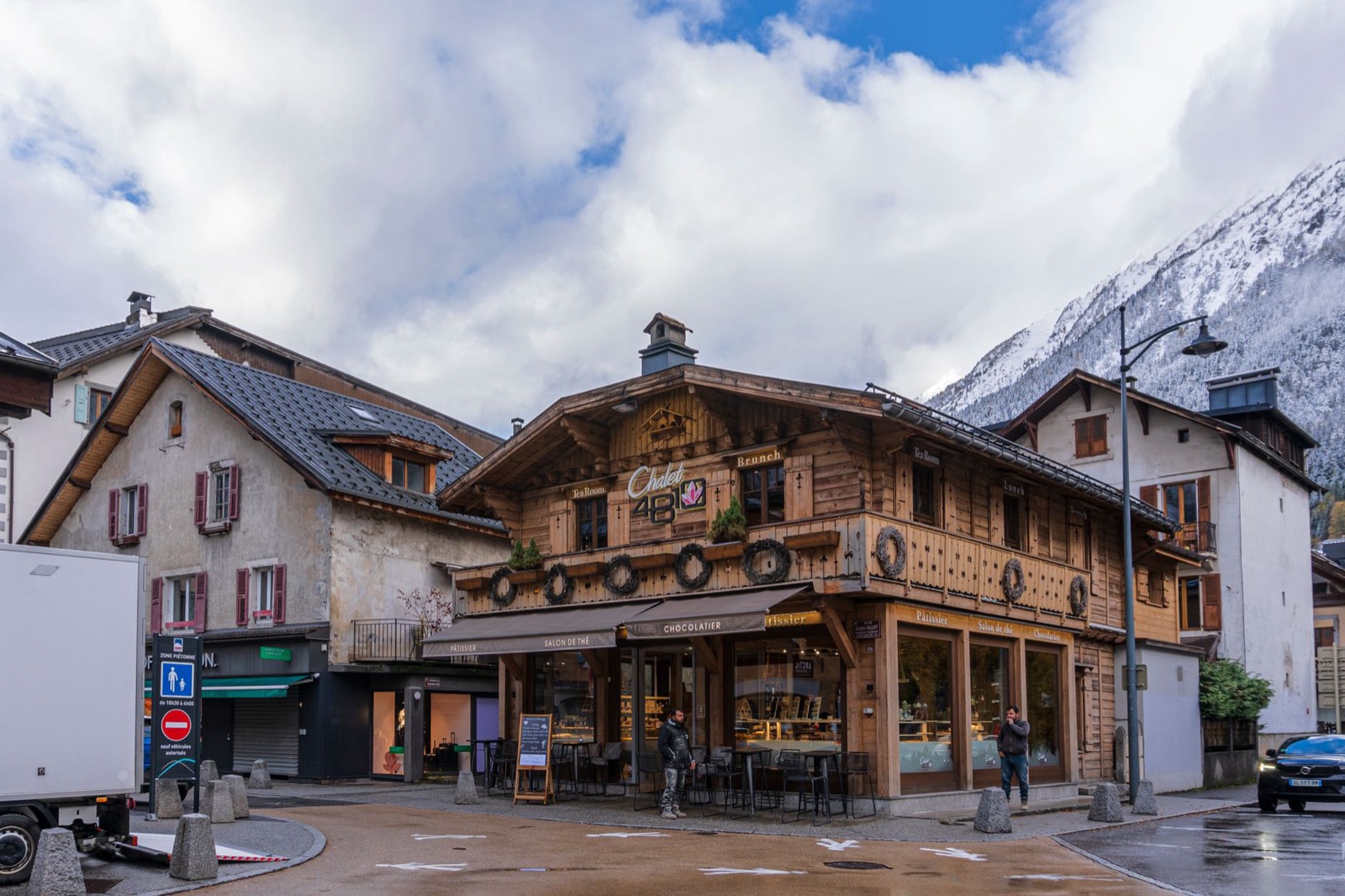 Rue commerçante d'une ville alpine avec ses boutiques de proximité