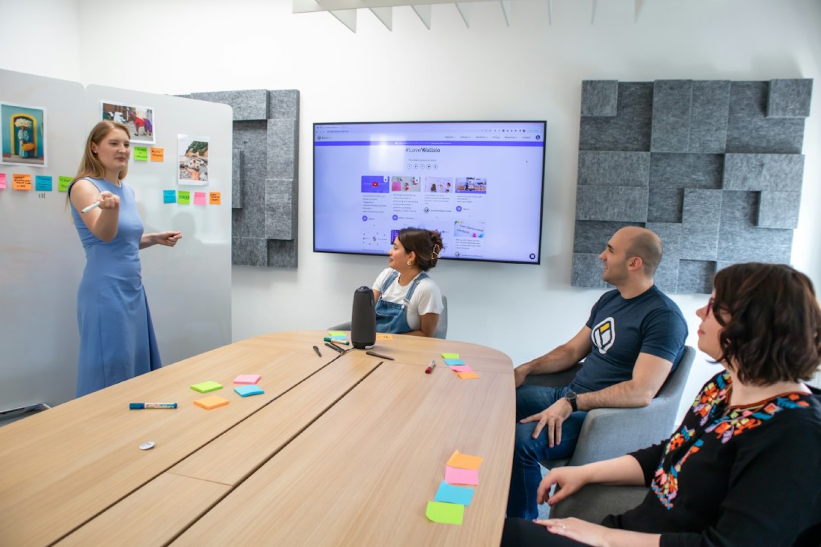 Salle de réunion avec tableau blanc, lieu propice à la restitution d'un team building créatif