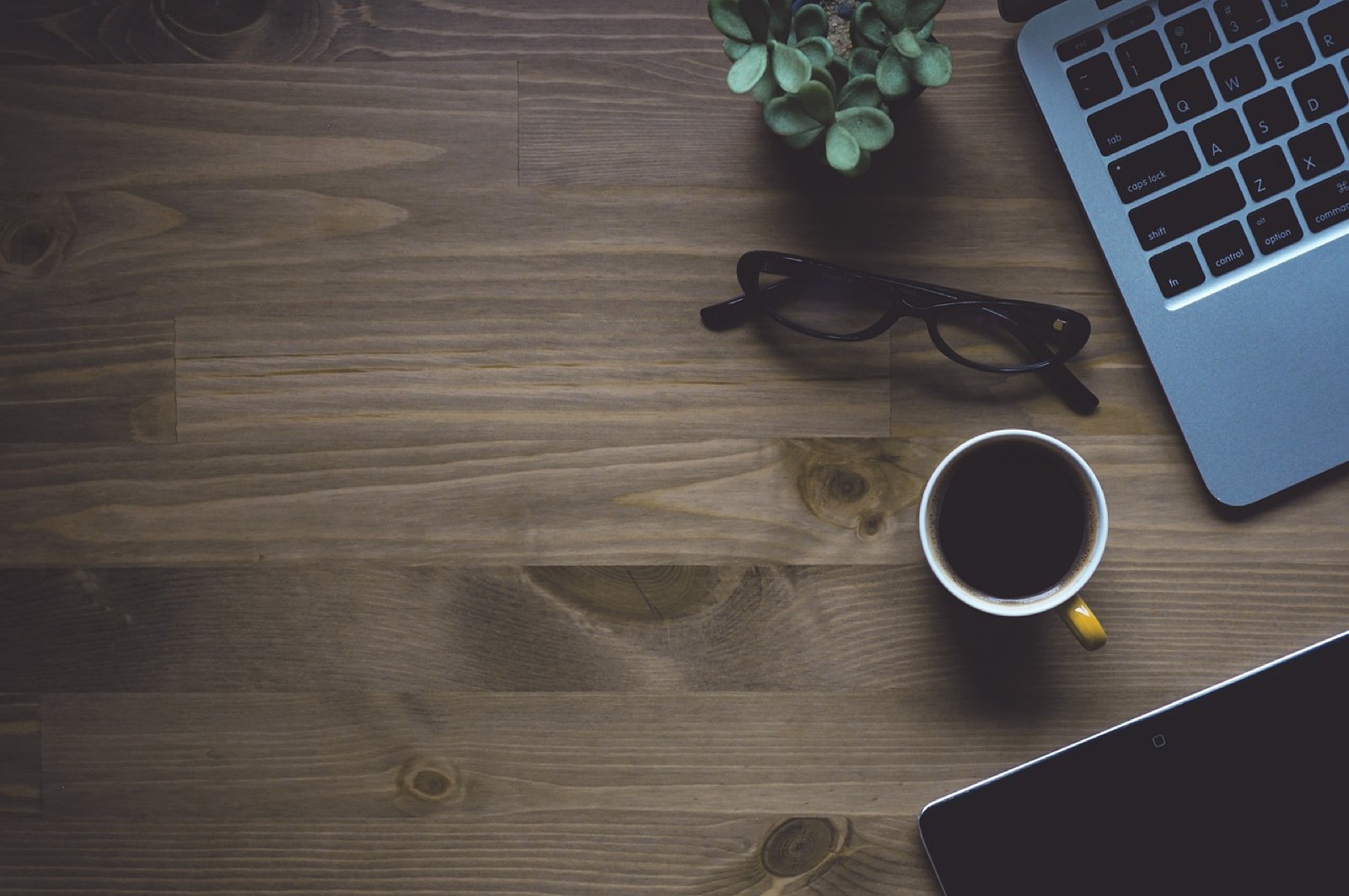 bureau de freelance avec calculatrice, facture et tasse de café